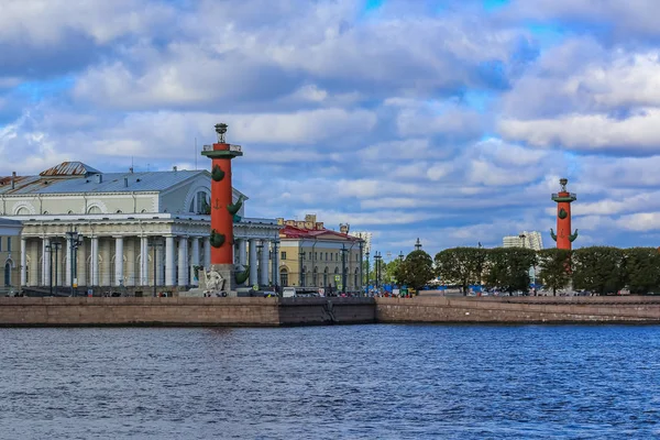 Rostral Columns on Strelka, eastern tip of Vasilievsky island, designed by constructed in 1811, Saint Petersburg Russia — Stock Photo, Image