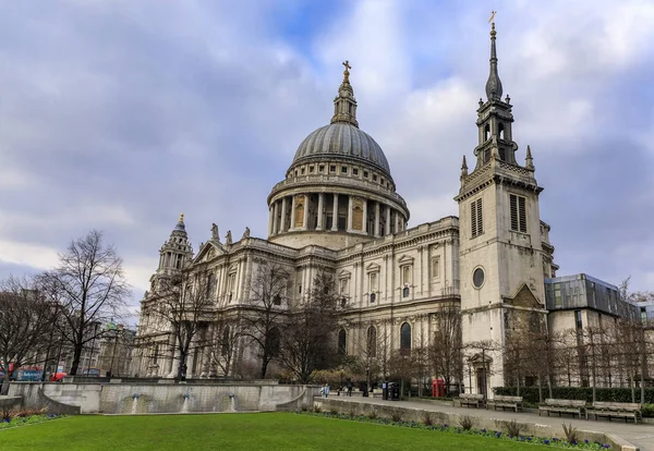 Vista de la cúpula de la famosa Catedral de San Pablo en el centro de la ciudad en un día nublado en Londres, Inglaterra —  Fotos de Stock