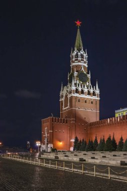 Kremlin Kulesi 'nin gece görüşü ve Moskova, Rusya' daki Kızıl Meydan 'daki duvar, ülkenin ana meydanı.