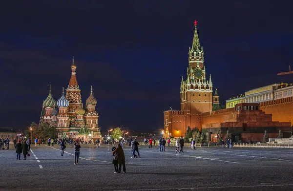 Vue de nuit du Kremlin, de la cathédrale Saint-Basile et du mausolée de Lénine sur la place Rouge avec des personnes marchant à Moscou, Russie — Photo