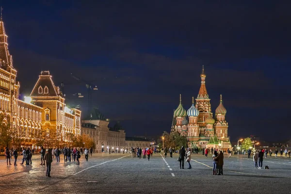 Vue de nuit de la cathédrale Saint-Basile et GUM, centre commercial de luxe sur la Place Rouge avec des personnes marchant à Moscou Russie — Photo