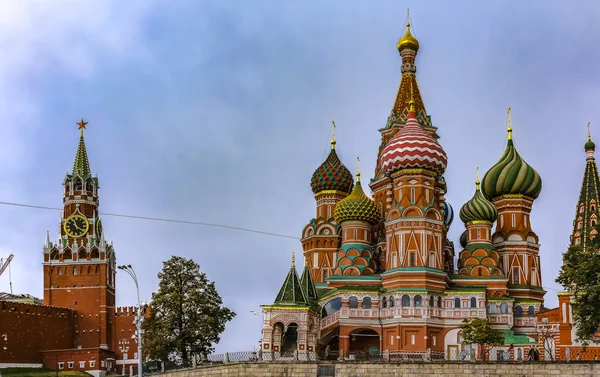 Vue de jour du Kremlin et de la cathédrale Saint-Basile sur la Place Rouge à Moscou, Russie, place principale du pays — Photo