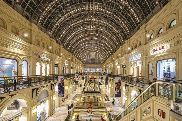 Vista interna di GUM, grande magazzino di fama mondiale e centro commerciale stabilito nella Piazza Rossa a Mosca, Russia — Foto Stock