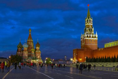 Kremlin Spasskaya Kulesi ve Aziz Basil Katedrali. Kızıl Meydan 'da Lenin Anıtmezarlığı. Geceleri insanlarla birlikte Moskova Rusya.