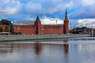 Kremlin 'in kar fırtınası altında gündüz görüntüsü. Moskova, Rusya' da kar taneleri var.