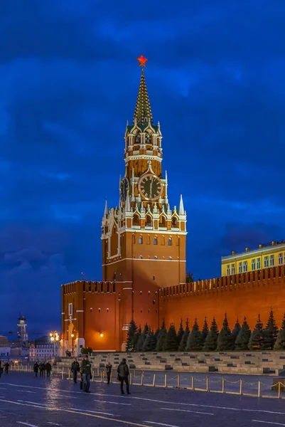 Vue de nuit du Spasskaya du Kremlin par le mausolée de Lénine sur la Place Rouge à Moscou, Russie — Photo