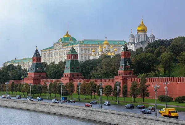 Le mur du Kremlin, la tour et les coupoles des cathédrales brouillées par une tempête de neige hivernale avec des flocons de neige dans les airs, Moscou Russie — Photo