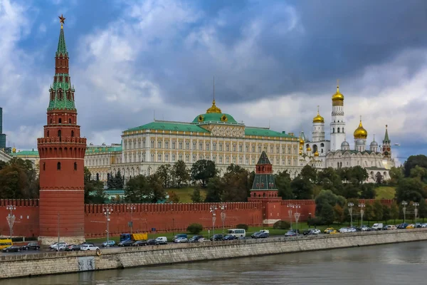 Vue du mur rouge du Kremlin, de la tour et des dômes d'oignon doré des cathédrales surplombant la rivière Moskva à Moscou, en Russie — Photo