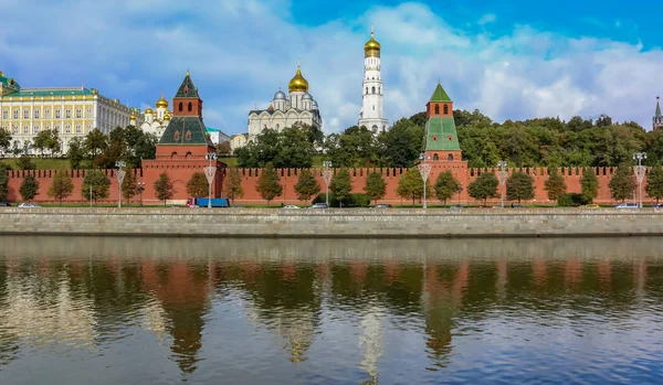 Rusya, Moskova 'daki Moskva Nehri üzerindeki kırmızı Kremlin duvarı, kulesi ve katedrallerin altın soğan kubbeleri görünüyor. — Stok fotoğraf