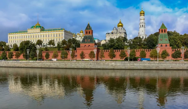 Vue du mur rouge du Kremlin, de la tour et des dômes d'oignon doré des cathédrales surplombant la rivière Moskva à Moscou, en Russie — Photo