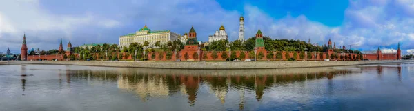 Panorama of the red Kremlin wall, tower and golden onion domes of cathedrals over the Moskva River in Moscow, Russia — Stock Photo, Image