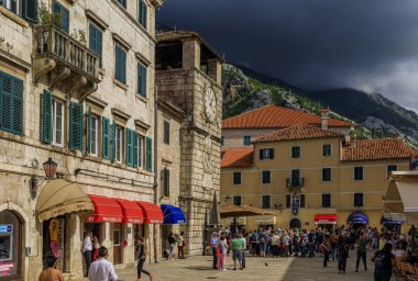 Balkanlar 'ın Adriyatik Denizi kıyısındaki Eski Kotor Karadağ kentindeki kaldırım taşı şehir meydanındaki Picturesque Şehir Kulesi