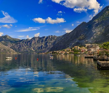 Balkanlar 'da dağlar ve kristal berrak su bulunan Kotor Körfezi' ndeki eski taş evler, Adriyatik Denizi 'nde Karadağ