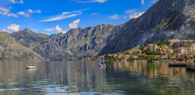 Kotor Körfezi veya Boka Kotorska Panoraması, Adriyatik Denizi 'nde Balkanlar ve Karadağ' ın berrak sularına yansıyan dağlar