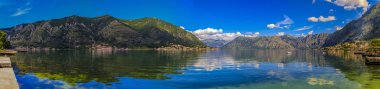 Kotor Körfezi veya Boka Kotorska Panoraması, Adriyatik Denizi 'nde Balkanlar ve Karadağ' ın berrak sularına yansıyan dağlar