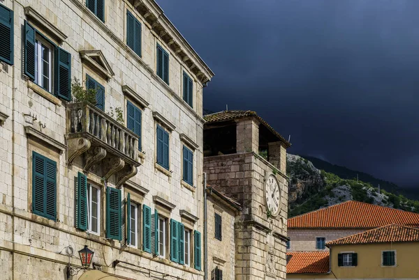 Malebné cihlové zdi domů a City Tower ve Starém městě Kotor Černá Hora na Balkáně u Jaderského moře — Stock fotografie