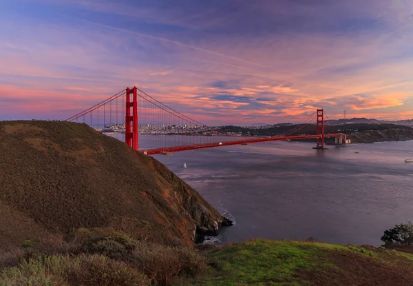 Panorama del ponte Golden Gate con i promontori Marin e lo skyline di San Francisco al tramonto colorato, California — Foto Stock