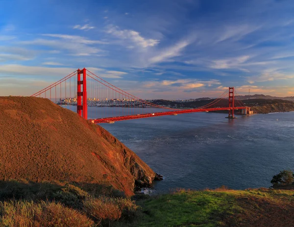 Panorama of the Golden Gate bridge with the Marin Headlands and San Francisco skyline at colorful sunset, California — Stock Photo, Image