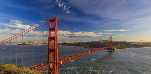 Panorama da ponte Golden Gate com as Marin Headlands e o horizonte de São Francisco ao pôr-do-sol colorido, Califórnia — Fotografia de Stock