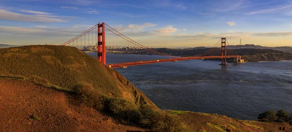 Panorama of the Golden Gate bridge with the Marin Headlands and San Francisco skyline at colorful sunset, California — Stock Photo, Image