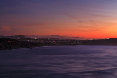 San Francisco silueti Richmond bölgesi, Golden Gate Parkı ve gün batımında renkli bulutlar.