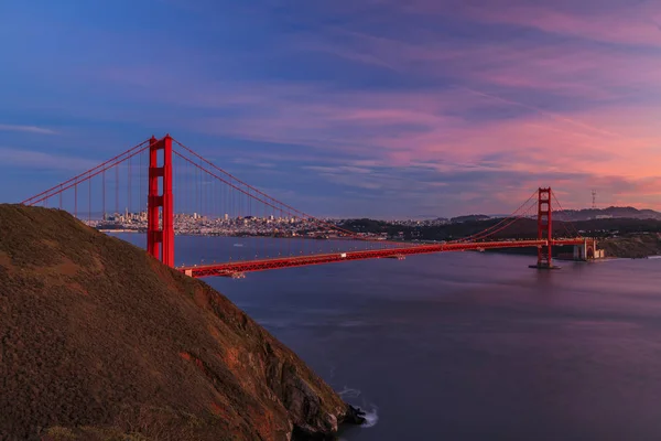 Panorama of the Golden Gate bridge with the Marin Headlands and San Francisco skyline at colorful sunset, California — Stock Photo, Image