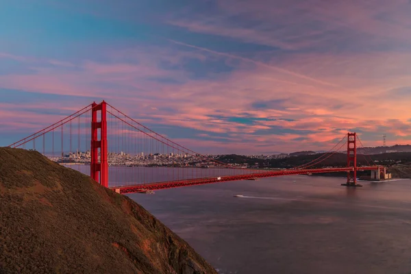 Golden Gate köprüsünün manzarası Marin Burunları ve San Francisco silueti renkli günbatımında, California — Stok fotoğraf