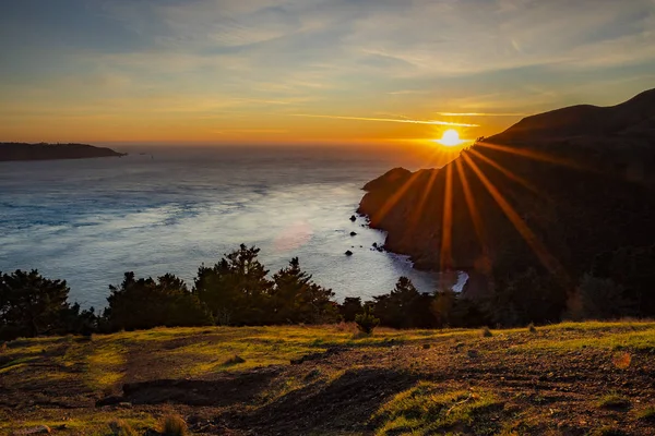 Coucher de soleil dans l'océan Pacifique au-delà de la baie de San Francisco, vue depuis les promontoires de Marin en Californie, effet coup de soleil — Photo