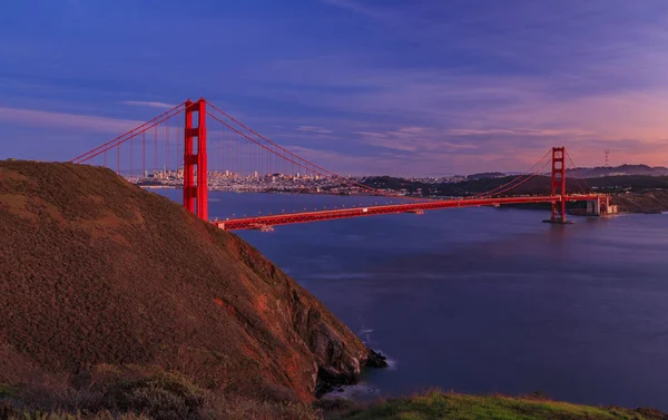 Panorama of the Golden Gate bridge with the Marin Headlands and San Francisco skyline at colorful sunset, California — Stock Photo, Image