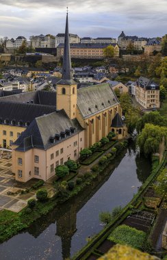 Unesco Dünya Mirası Alanındaki Neumunster Manastırı 'nın havadan görünüşü. Eski Lüksemburg kasabası.