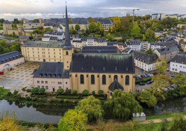 Unesco Dünya Mirası Alanındaki Neumunster Manastırı 'nın havadan görünüşü. Eski Lüksemburg kasabası.