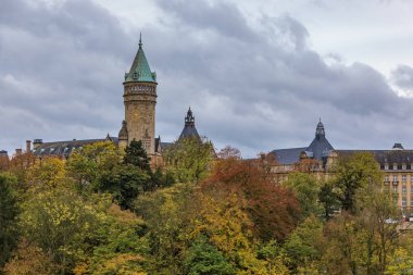 Lüksemburg 'un Unesco Dünya Mirası Alanındaki Bcee veya Lüksemburg Spuerkegsiz Saat Kulesi manzarası