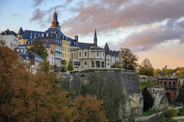 Vieille ville de Luxembourg, patrimoine mondial de l'UNESCO avec ses quartiers, ses fortifications et l'ancienne muraille au coucher du soleil — Photo