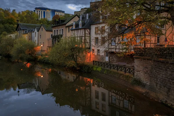 Casas de pasteles reflejadas en el río Alzette en el casco antiguo de Luxemburgo, Patrimonio de la Humanidad por la UNESCO y la muralla al atardecer —  Fotos de Stock