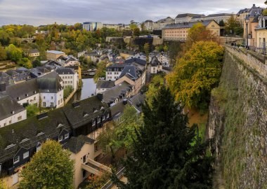 Unesco Dünya Mirası Alanındaki Neumunster Manastırı 'nın havadan görünüşü. Eski Lüksemburg kasabası.