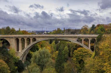 Lüksemburg 'un Unesco Dünya Mirası Bölgesi' ndeki Adolphe veya Yeni Köprü 'nün hava manzarası, sonbaharda