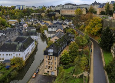 Eski Lüksemburg şehrinin havadan görünüşü, Unesco Dünya Mirası Alanı, antik duvarlarıyla