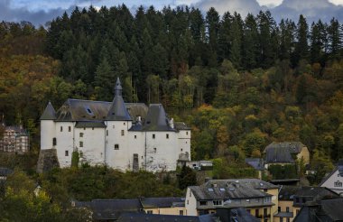Lüksemburg 'daki 12. yüzyıl Clervaux Kalesi' nde Ardennes 'de II. Dünya Savaşı' na adanmış bir müze bulunmaktadır.