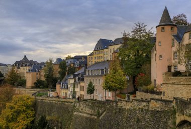Eski Lüksemburg şehrinin havadan görünüşü, Unesco Dünya Mirası Alanı, antik duvarlarıyla