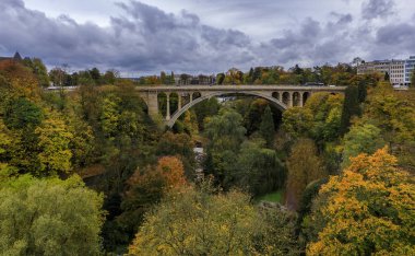 Lüksemburg 'un Unesco Dünya Mirası Bölgesi' ndeki Adolphe veya Yeni Köprü 'nün hava manzarası, sonbaharda