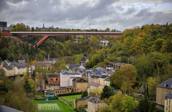 Vue aérienne du pont de la Grande-Duchesse Charlotte dans le site du patrimoine mondial de l'UNESCO, vieille ville de la ville de Luxembourg — Photo