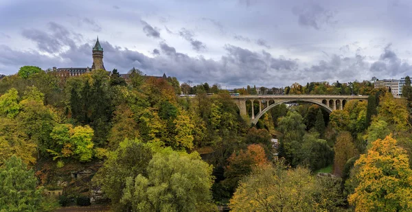 Lüksemburg 'un Unesco Dünya Mirası Adolphe Köprüsü ve Bcee veya Lüksemburg Spuerkegsiz Saat Kulesi