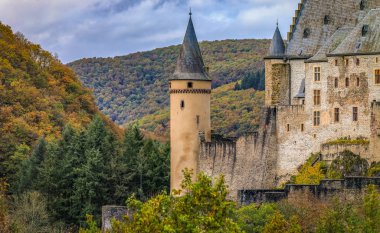 Vianden Şatosu, Lüksemburg 'un en iyi korunmuş anıtı, Batı Ren Romanesk tarzının en büyük kalelerinden biri.