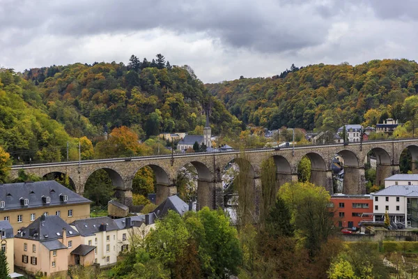Vue aérienne de la Passerelle ou du Viaduc luxembourgeois dans la vieille ville luxembourgeoise classée au patrimoine mondial de l'UNESCO — Photo