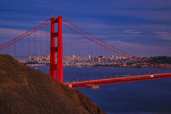 Vista del puente Golden Gate con los Marin Headlands y el horizonte de San Francisco al atardecer, California — Foto de Stock