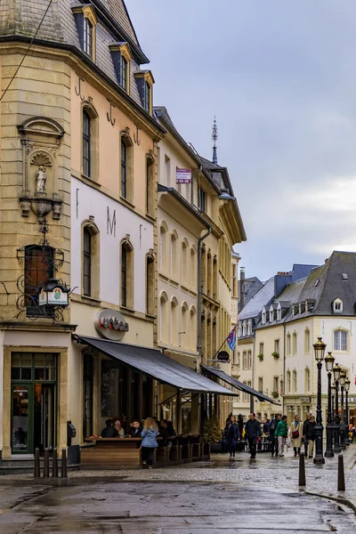 Traditionele oude Europese gebouwen en plaveisel in Ville Haute, Luxemburg, Unesco Werelderfgoed — Stockfoto