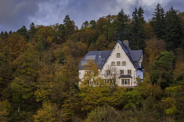 Tradycyjny samodzielny wielopiętrowy dom prywatny w środku lasu w Clervaux, Luksemburg — Zdjęcie stockowe