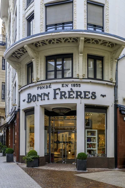1855 yılında Lüksemburg 'da kurulan ünlü mobilya mağazası Bonn Freres veya Brothers Mobilya Showroom' un önünde. — Stok fotoğraf