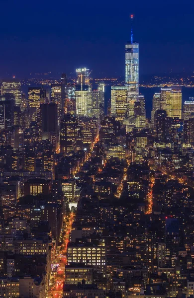 纽约市中心和曼哈顿下城的天际线景观，日落时只有一个世界贸易中心摩天大楼 — 图库照片