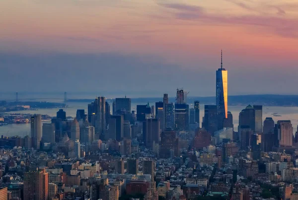 Вид на центр Нью-Йорка и нижний Манхэттен с небоскреба One World Trade Center на закате — стоковое фото